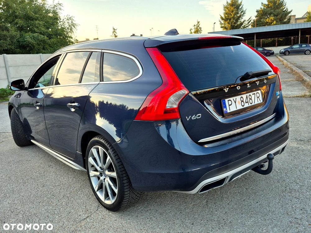 Volvo V60 D6 AWD Plug-in Hybrid R-Design Momentum - 27