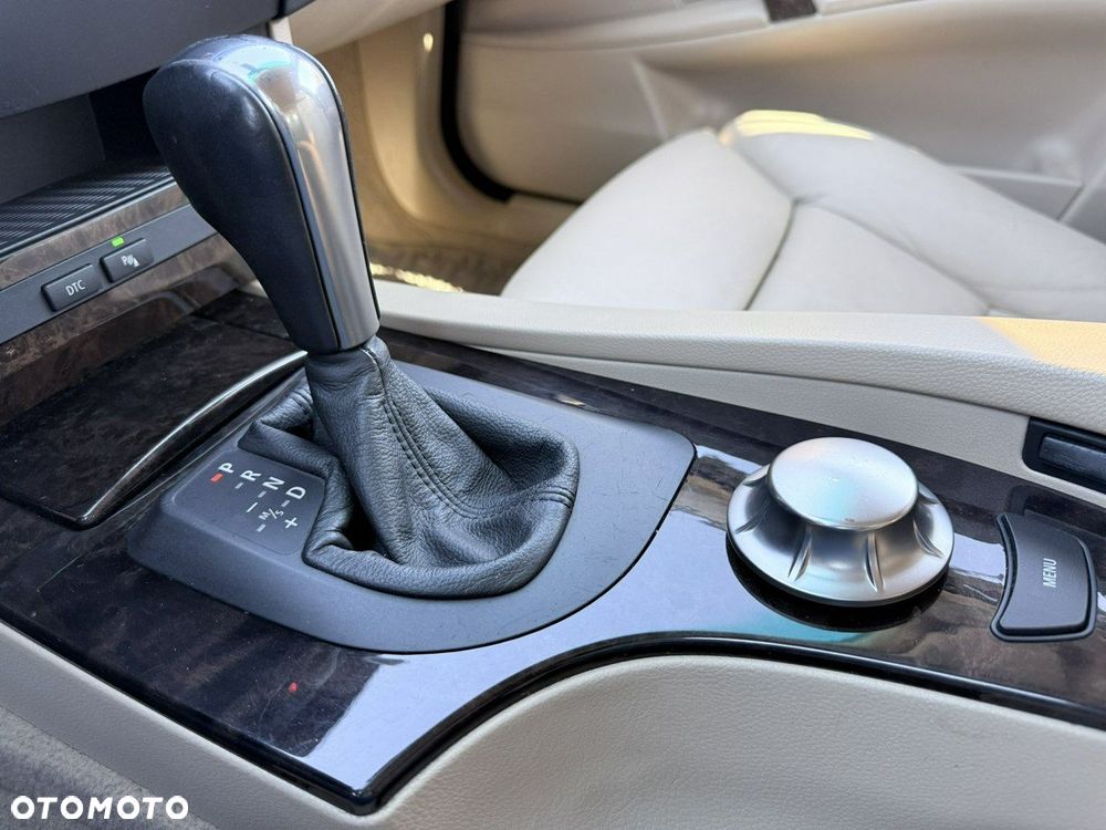BMW Seria 5 525d - 28