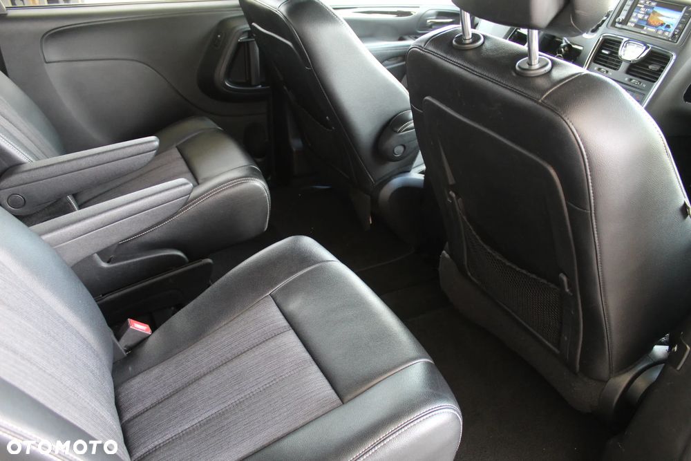 Chrysler Town & Country - 13