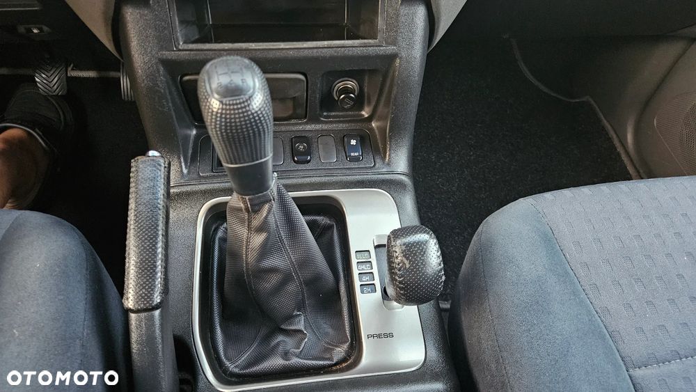 Mitsubishi Pajero - 21