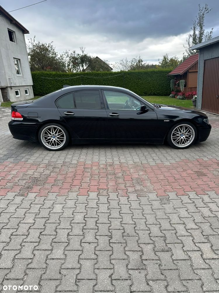 BMW Seria 7 745i - 8