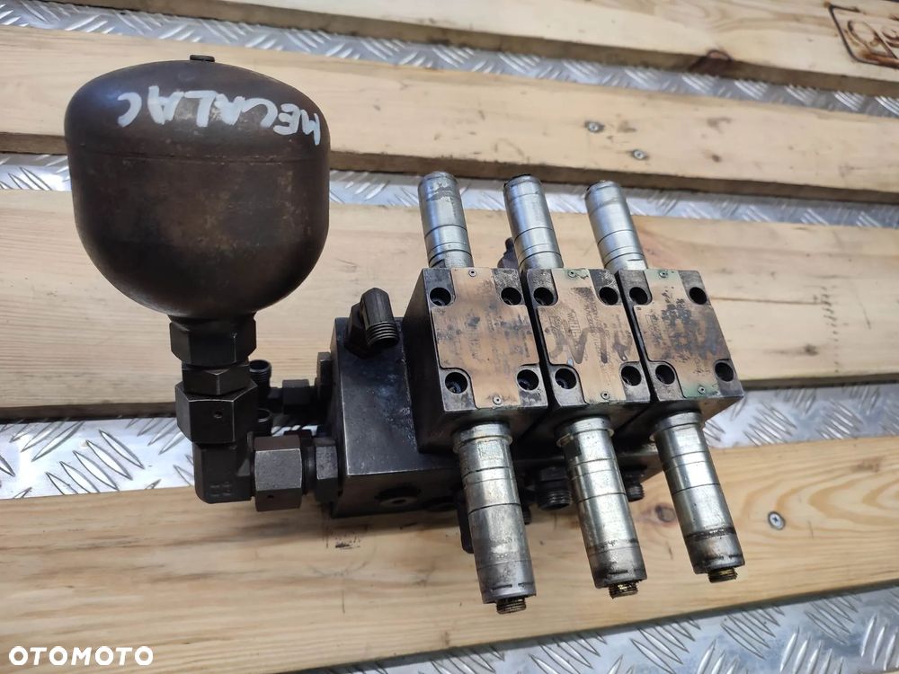 Blok hydrauliczny Mecalac 12 MTX (31923400) - 6