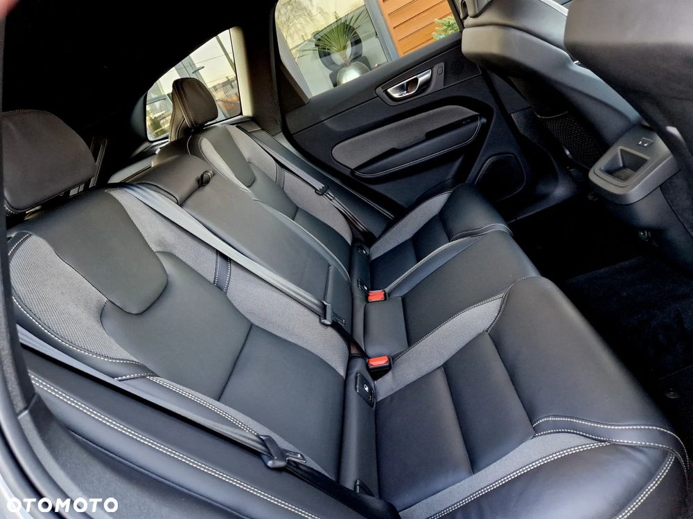 Volvo XC 60 B4 D AWD Plus Dark - 24