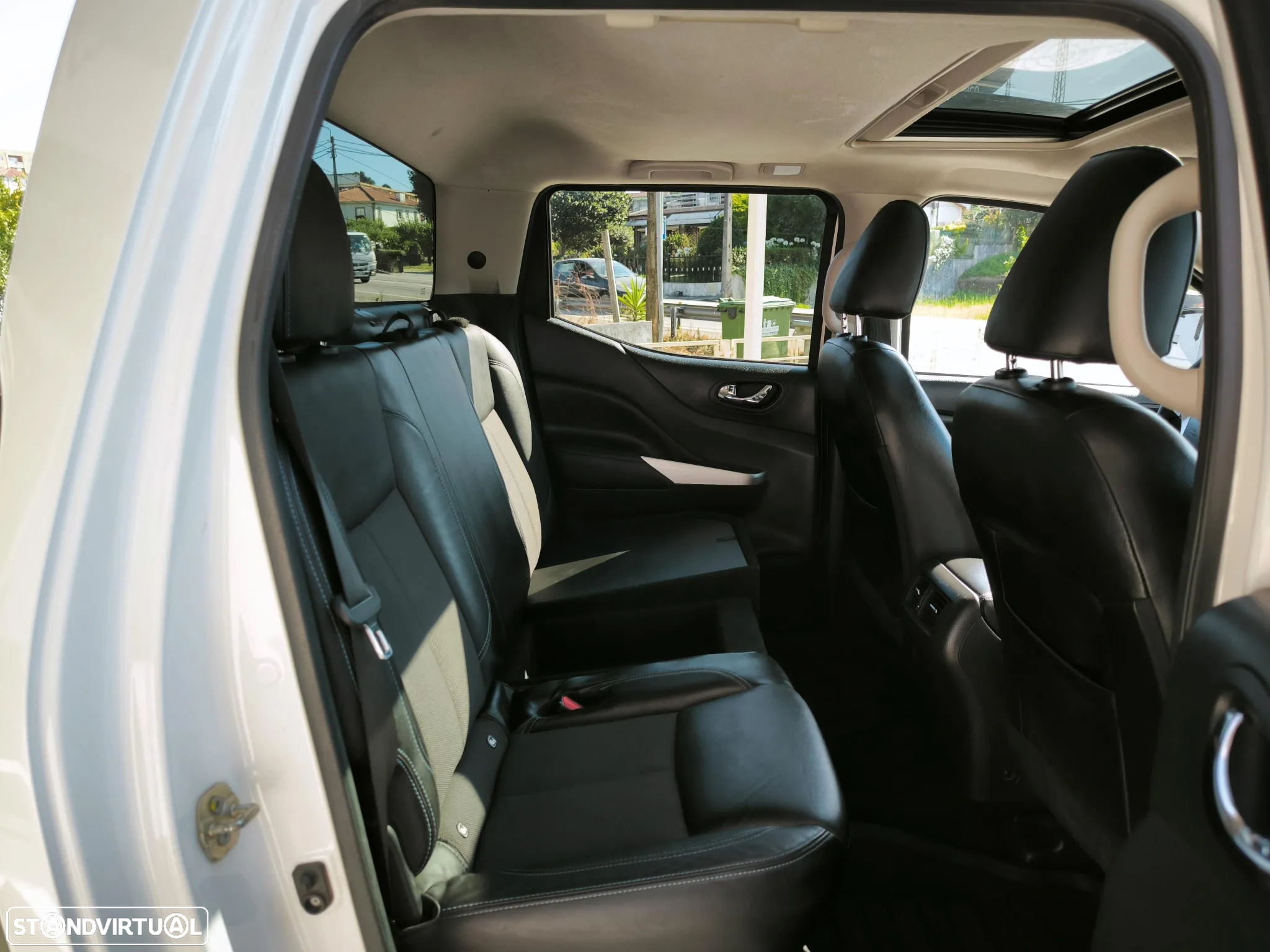 Nissan Navara 2.3 dCi CD 4WD N-Guard - 12