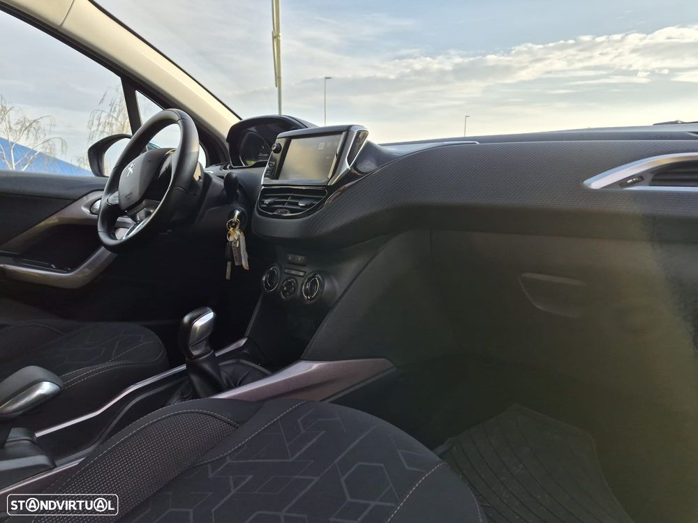 Peugeot 2008 1.2 PureTech Style - 12