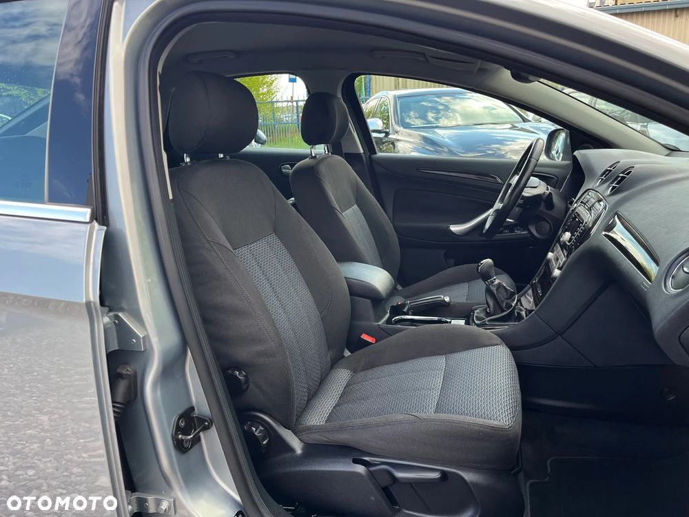 Ford Mondeo 2.0 Ghia - 29