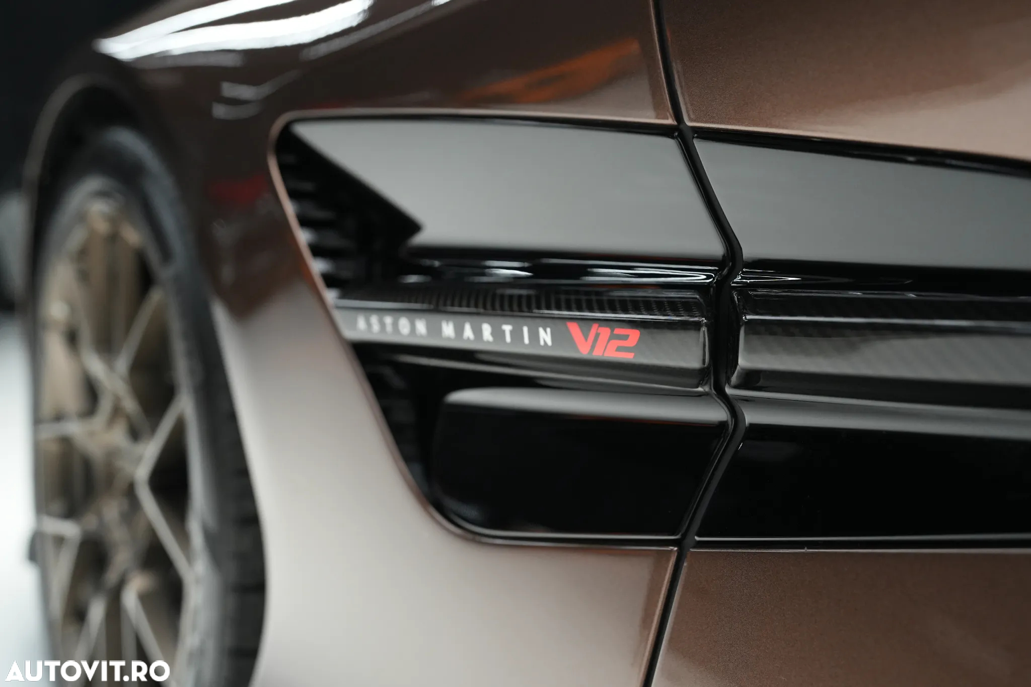 Aston Martin Vanquish - 9