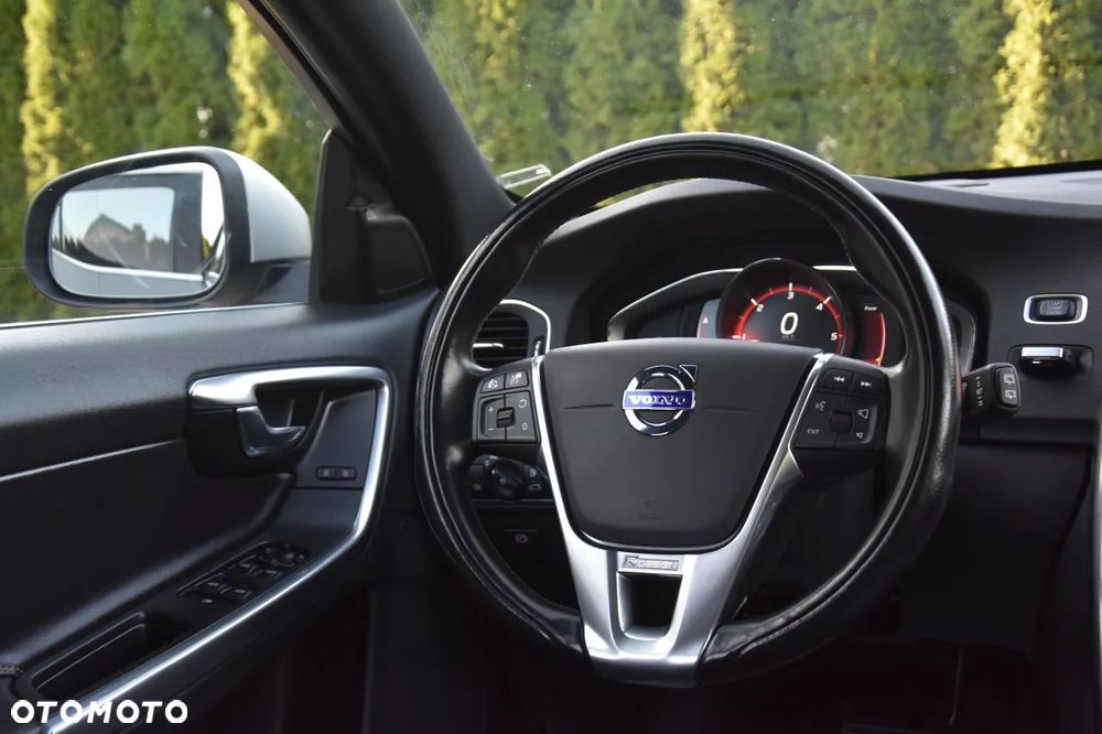 Volvo V60 D3 AWD Geartronic R-Design - 11
