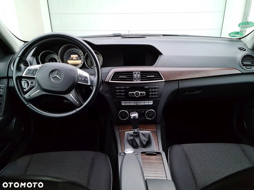 Mercedes-Benz Klasa C 180 CGI BlueEff Elegance - 30