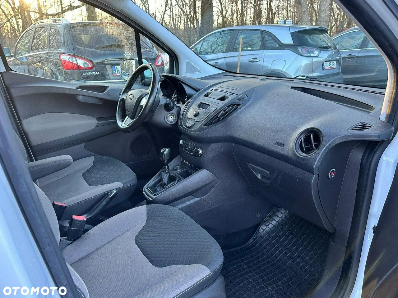 Ford Transit Courier - 13
