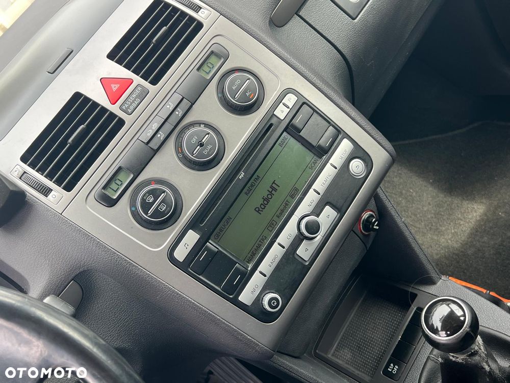 Volkswagen Touran 1.9 TDI DPF BlueMot Highline - 19