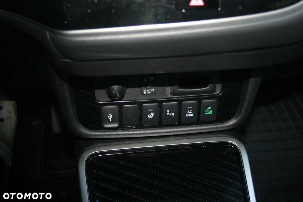 Mitsubishi Outlander - 32