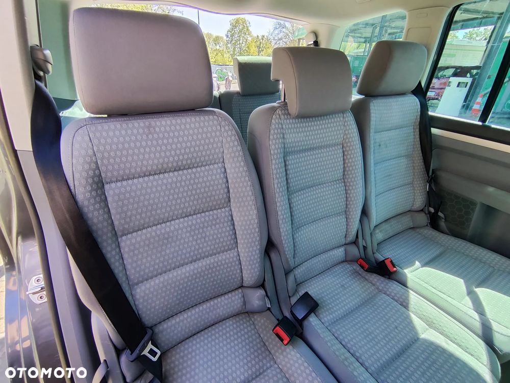 Volkswagen Touran 1.6 FSI Basis - 19