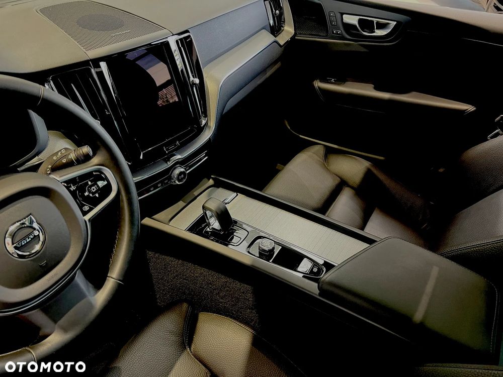 Volvo XC 60 B5 B AWD Plus Dark - 22