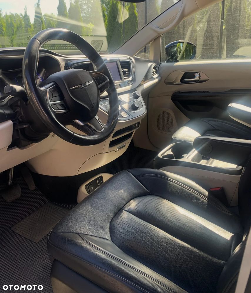 Chrysler Pacifica - 16