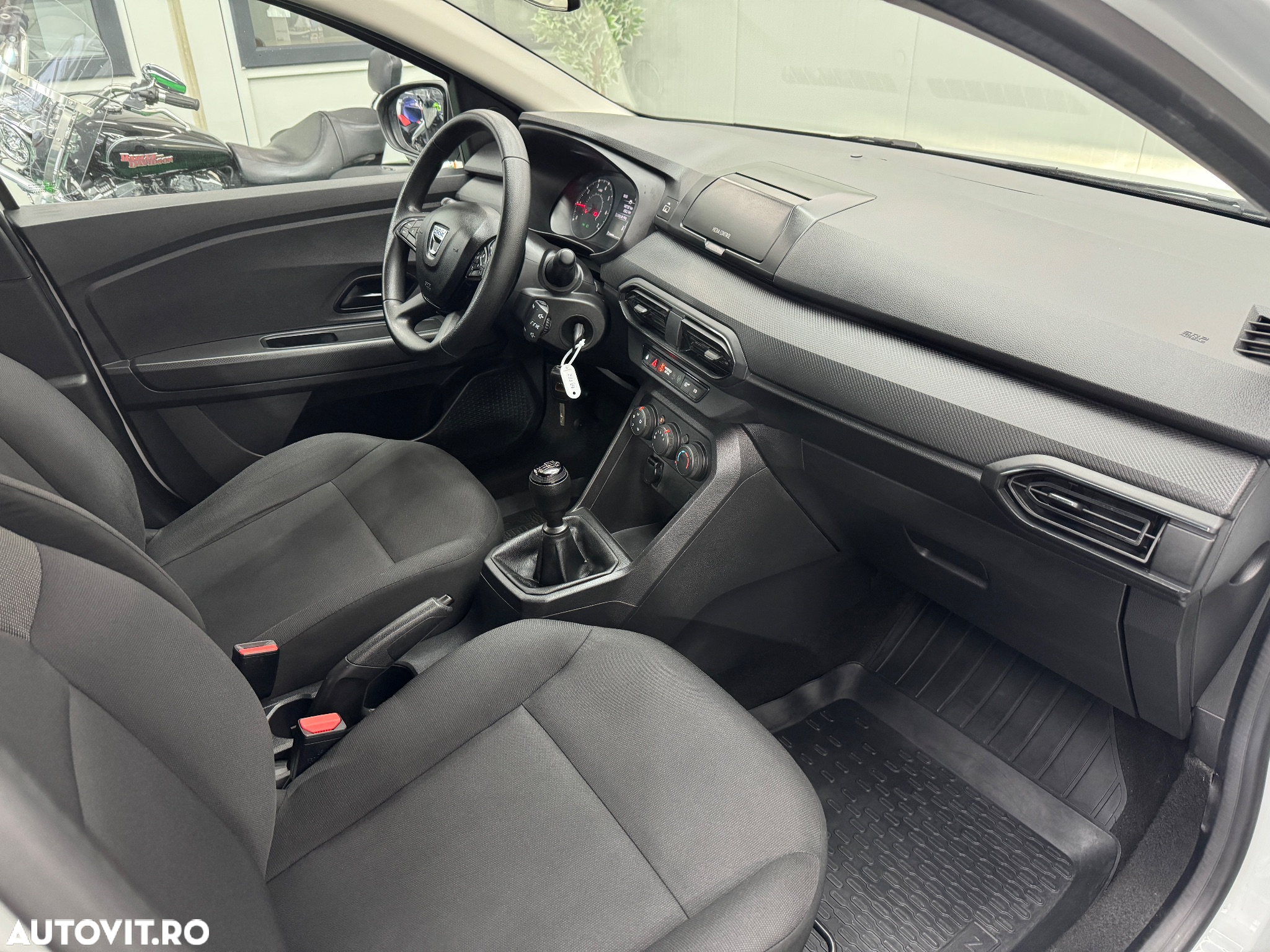 Dacia Logan TCe 90 Essential - 13