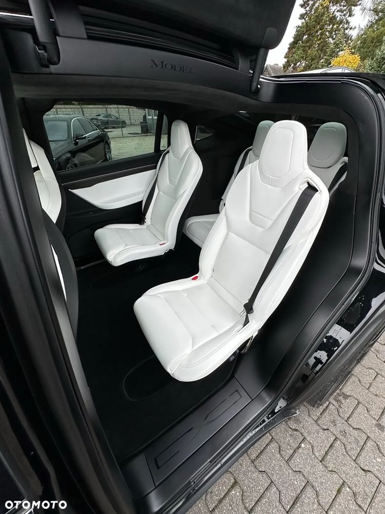Tesla Model X - 25