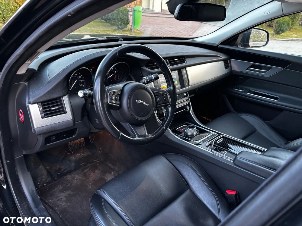 Jaguar XF 35t Prestige - 12