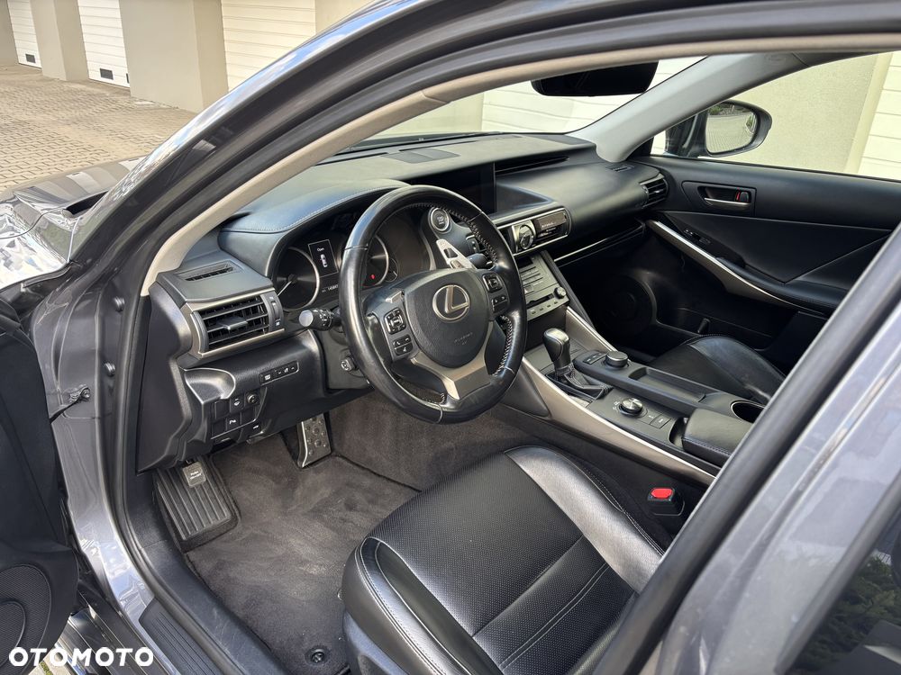 Lexus Is 2018 photo 2