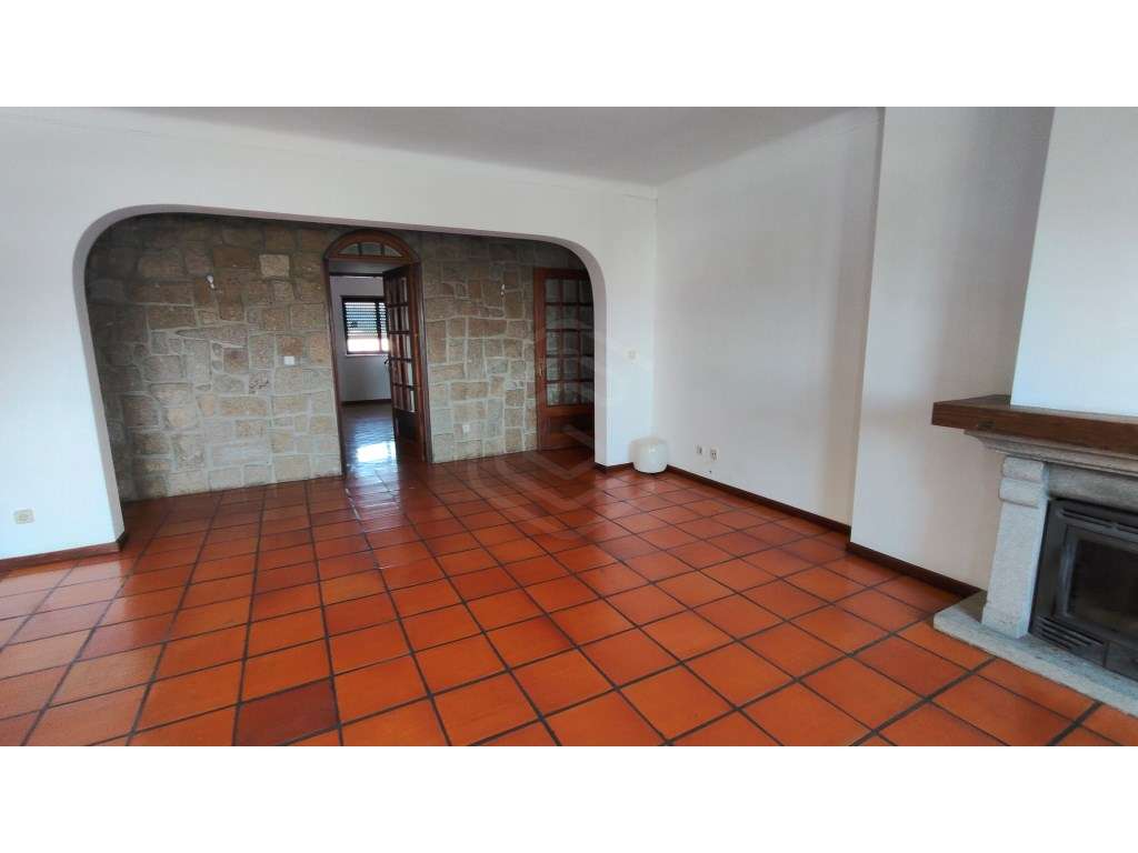 Apartamento T4 com excelente localização no Fundão - Grande imagem: 4/19