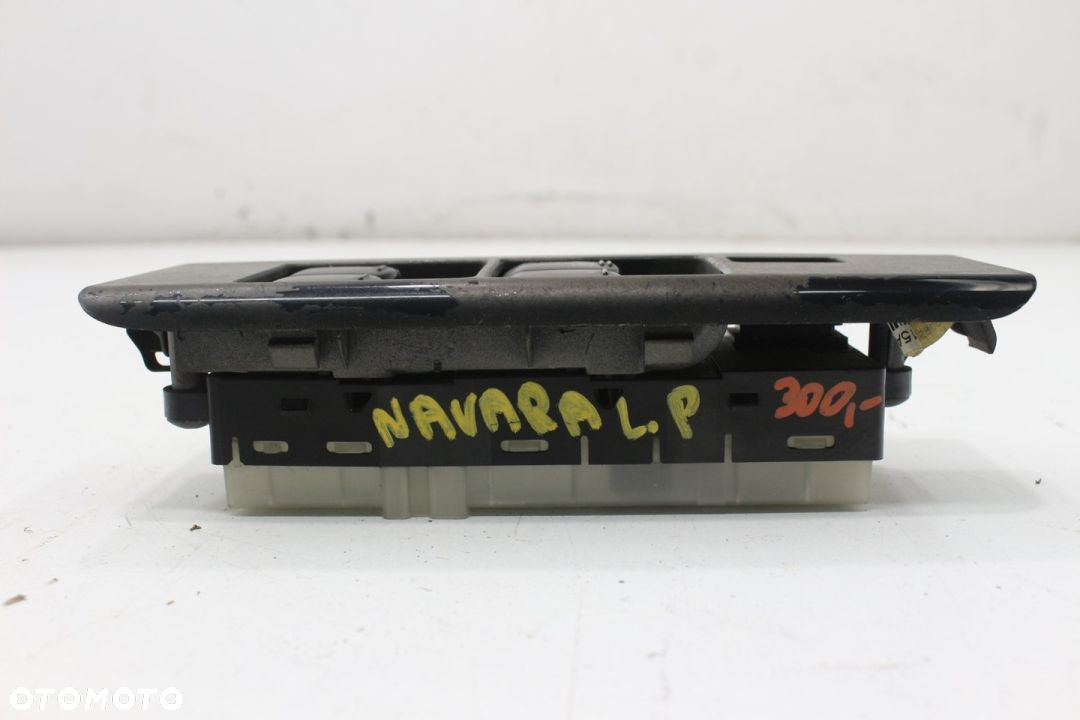 NAVARA D40 PANEL SZYB LEWY EU - 8