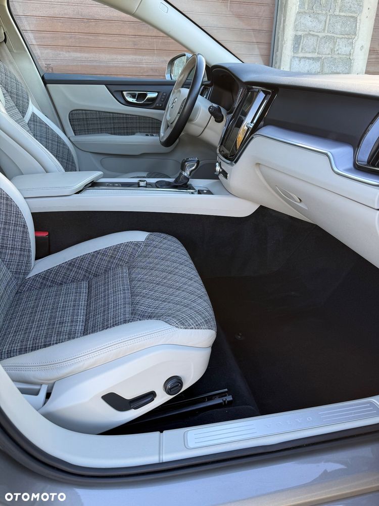 Volvo V60 D4 Momentum Pro - 12