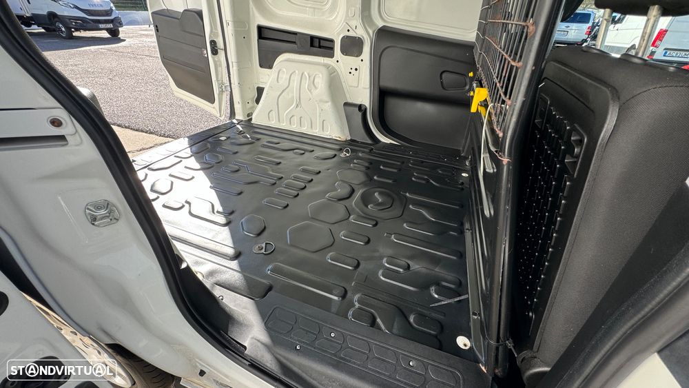 Fiat Doblo 1.3 MJet  3 Lugares A/C - 28