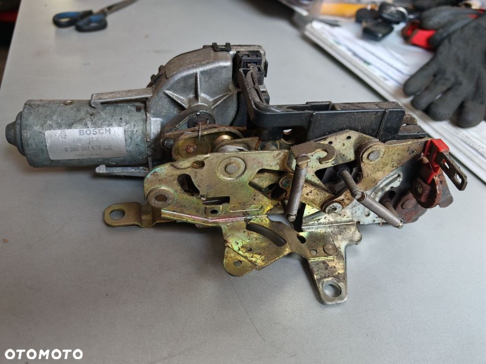 Zamek klapy bagażnika Mercedes Benz E - 4