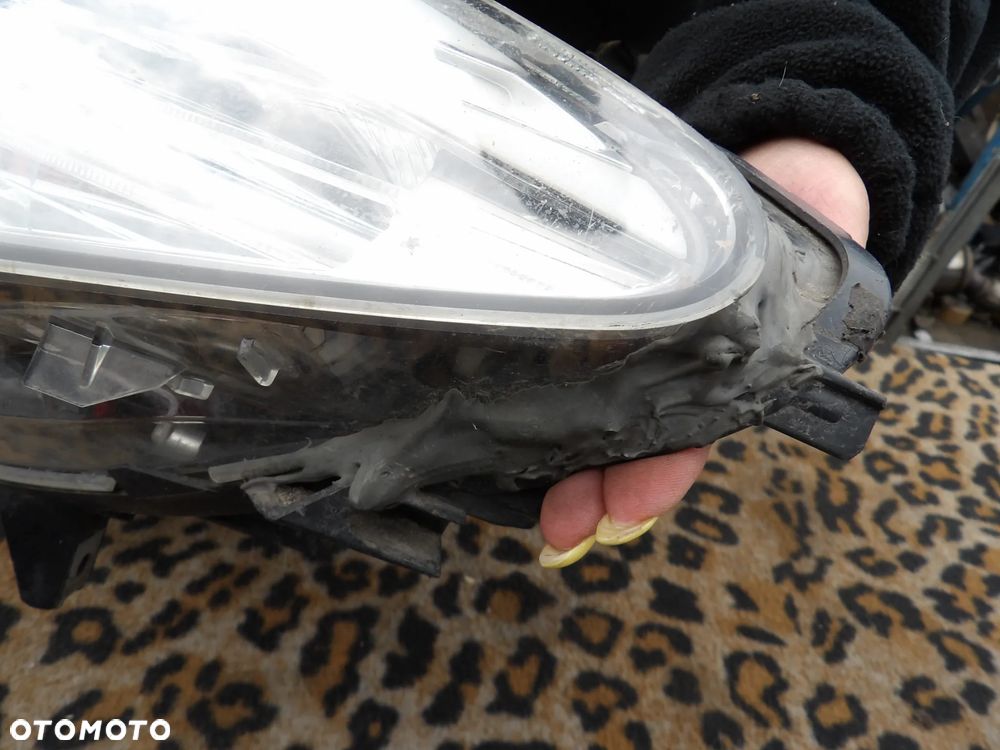 BMW - F10 - H7 - LEWA LAMPA PRZEDNIA - USZELNIONA - POKLEJONE UCHWYTY - SPALONA KOSTKA - ZALANE GNIAZDO - UK - 7203241 - 3