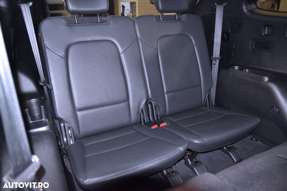 Hyundai Grand Santa Fe - 13