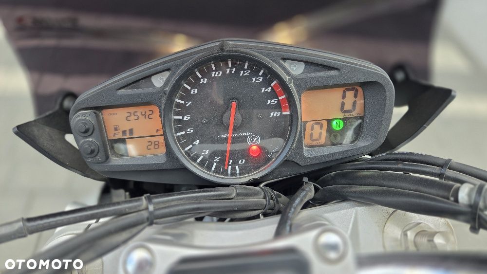 Suzuki GSR - 14