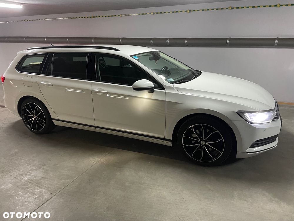 Volkswagen Passat - 1