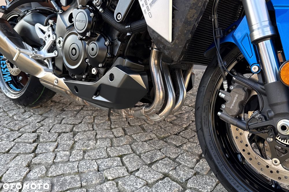 Suzuki GSX - 16