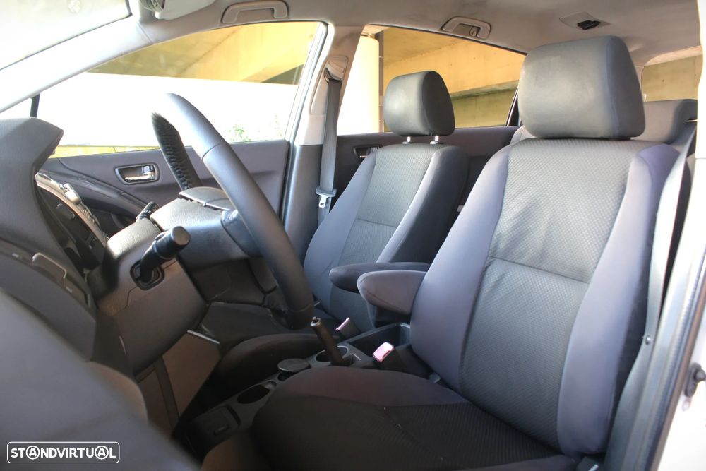 Toyota Corolla Verso 2.2 D-4D Sol - 29
