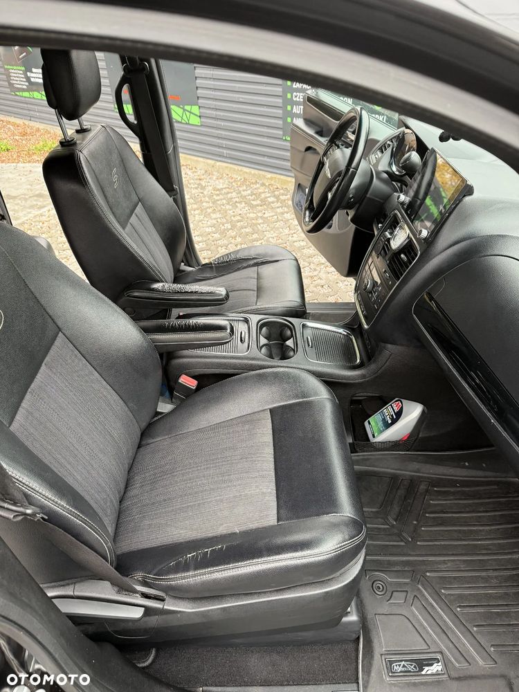 Chrysler Town & Country - 7