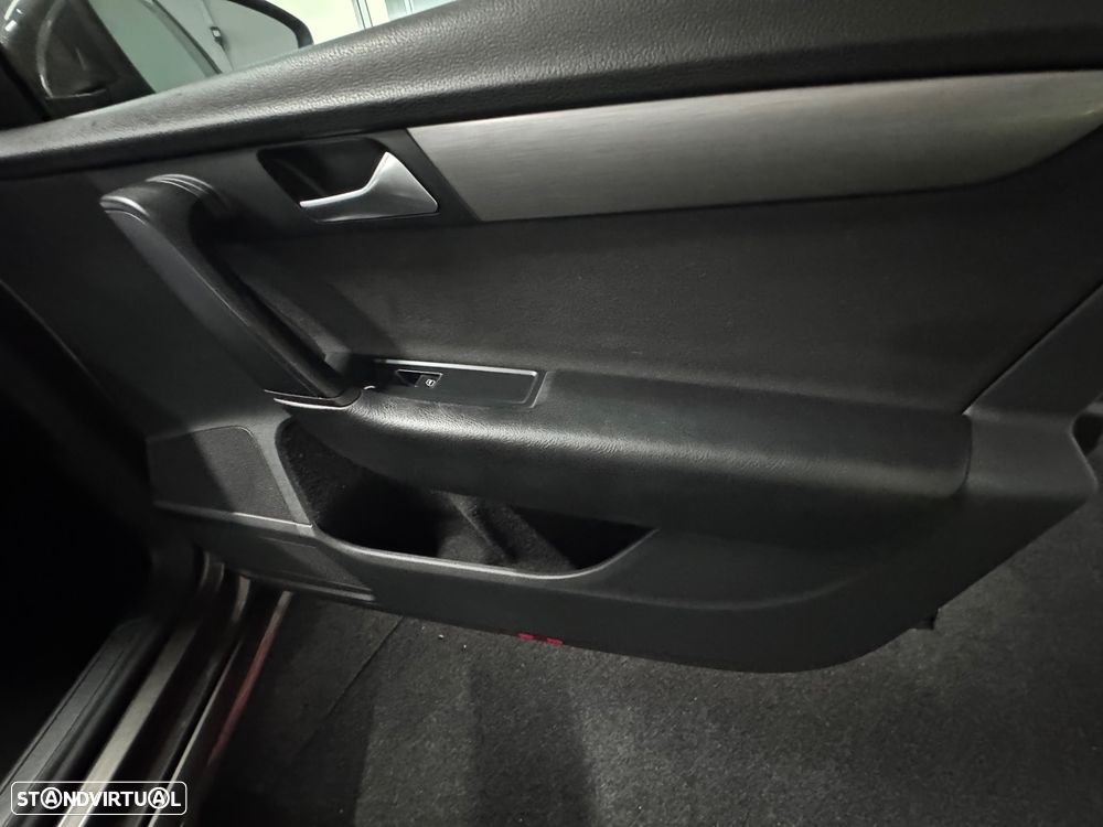VW Passat Variant 1.6 TDI BlueMotion Highline - 22