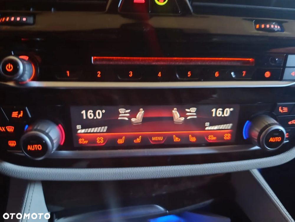 BMW Seria 5 M550d xDrive Touring - 26