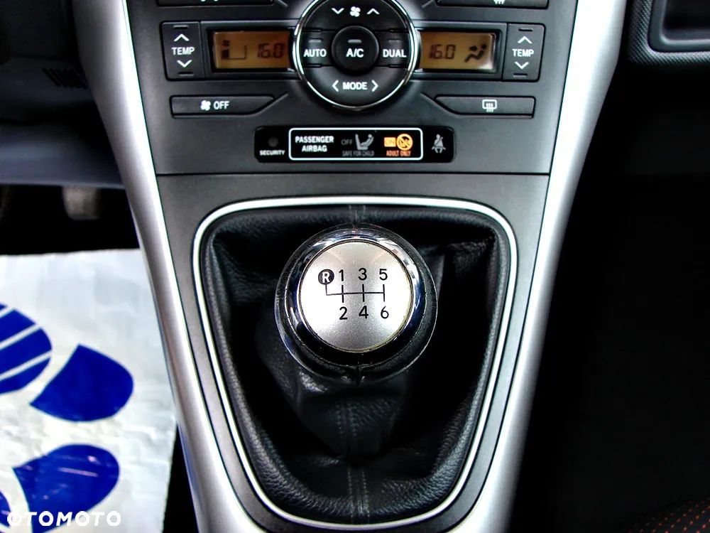 Toyota Auris 1.6 Premium Comfort - 27
