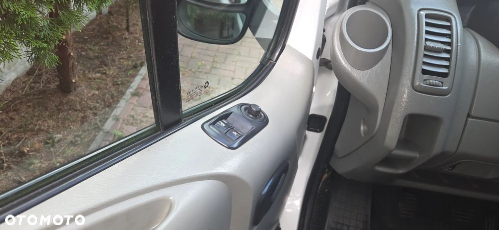 Opel VIVARO 2.5 dci - 12