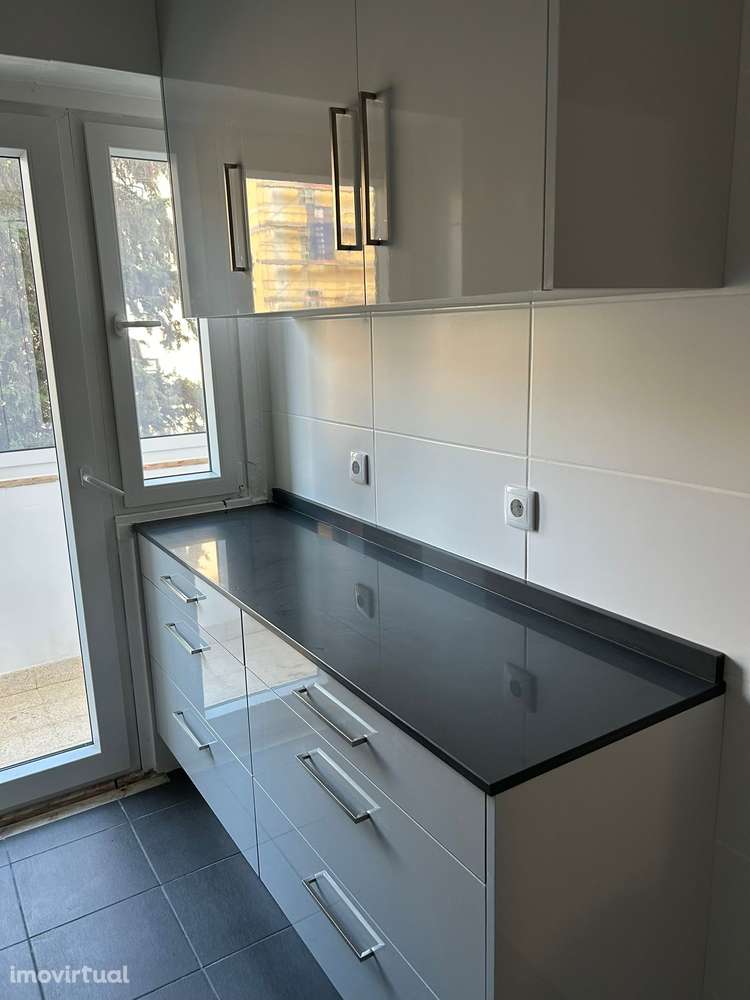 Apartamento T2 Alcantara Renovado - Grande imagem: 2/12