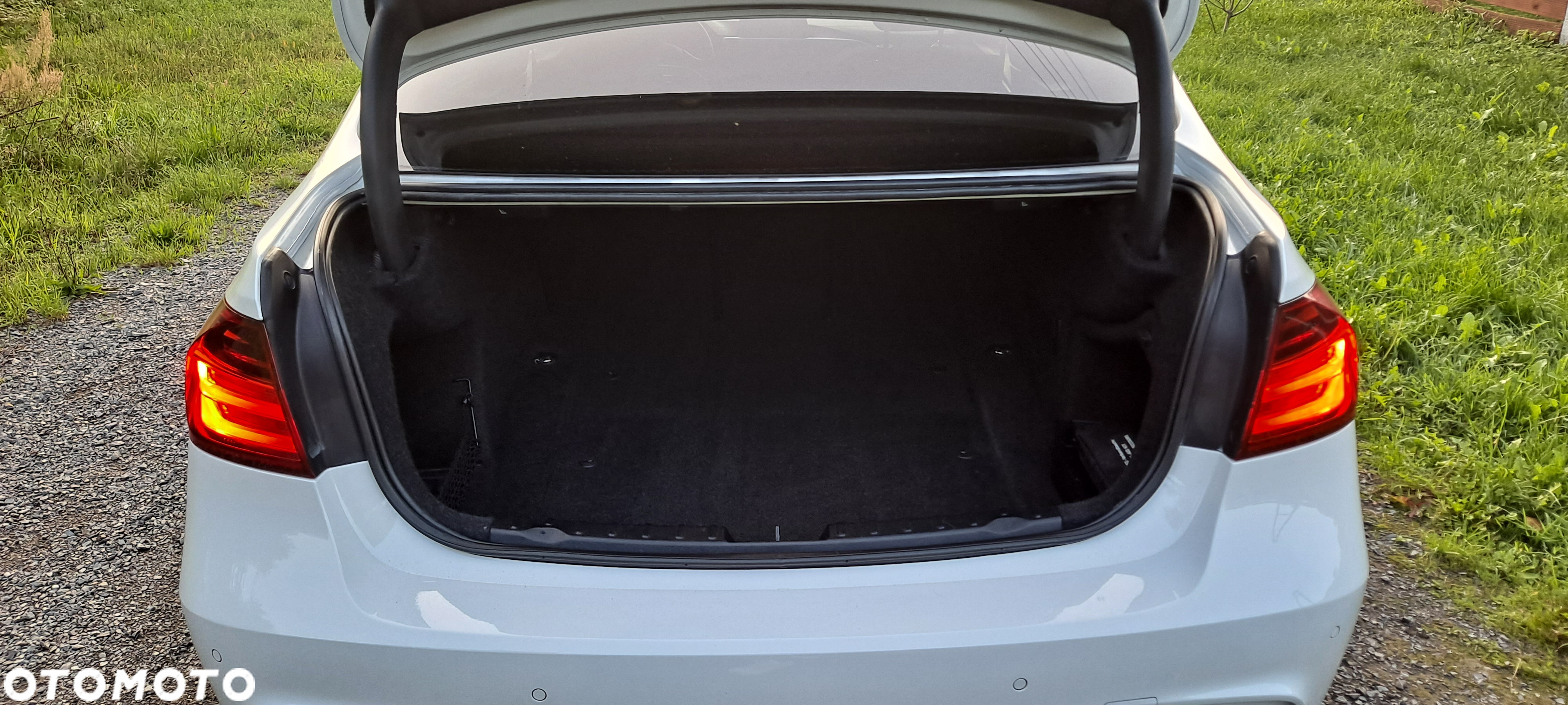 BMW Seria 3 320d Sport Line EU6 - 11