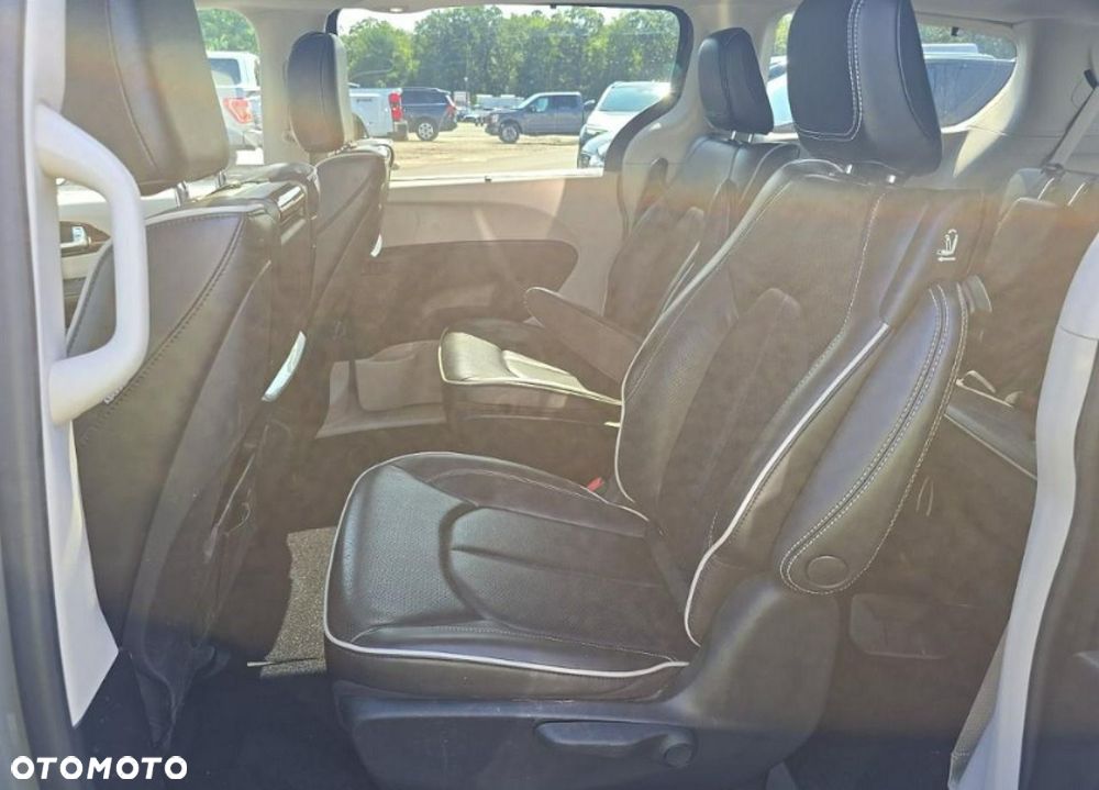 Chrysler Pacifica - 11