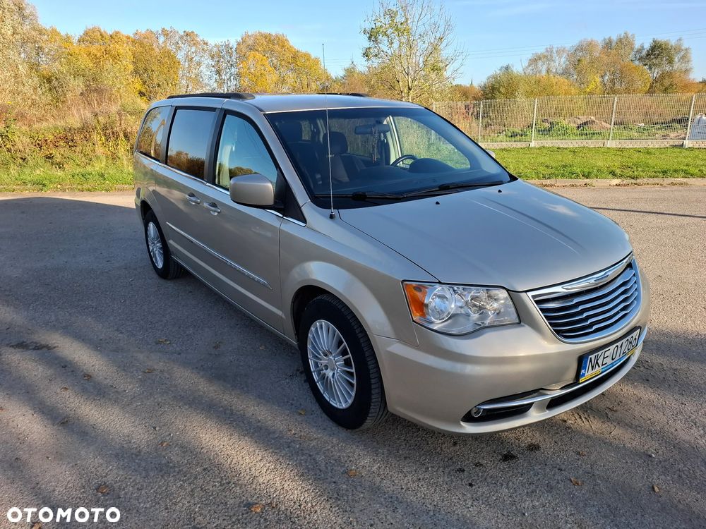 Chrysler Town & Country 2013 photo 3