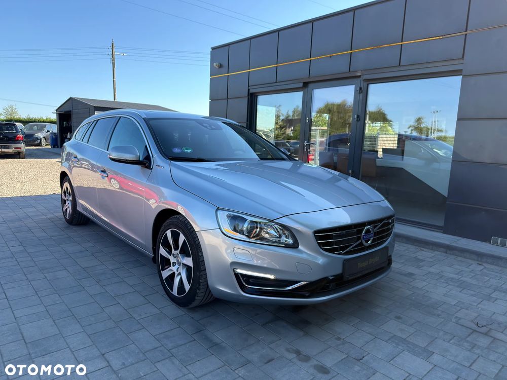 Volvo V60 D6 AWD Plug-in Hybrid R-Design Momentum - 3
