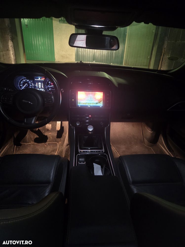 Jaguar XE 2.0 Prestige - 2