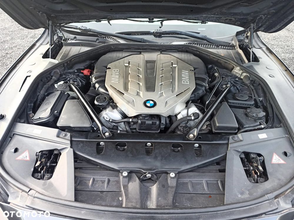 BMW Seria 7 750i L - 8