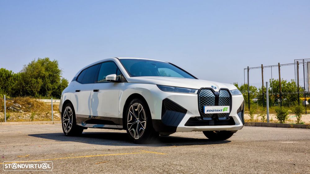 BMW iX xDrive 40 — fotografia 2