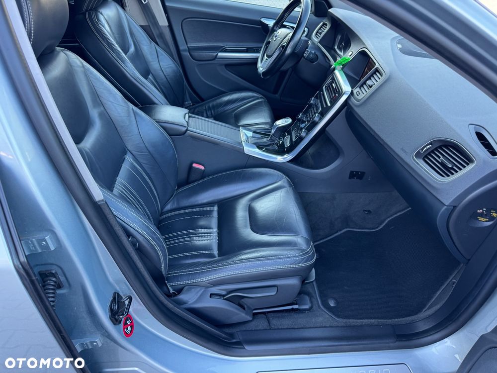 Volvo V60 D6 AWD Plug-in Hybrid Summum - 12