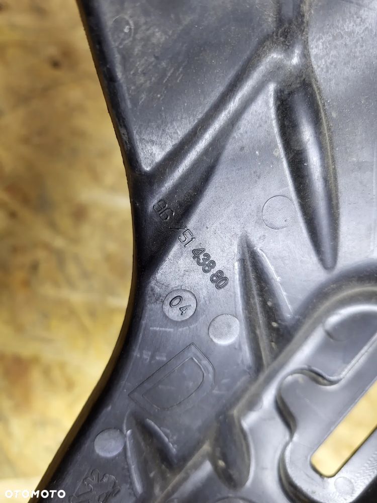 Mocowanie błotnika prawe przednie Peugeot 208 - 3