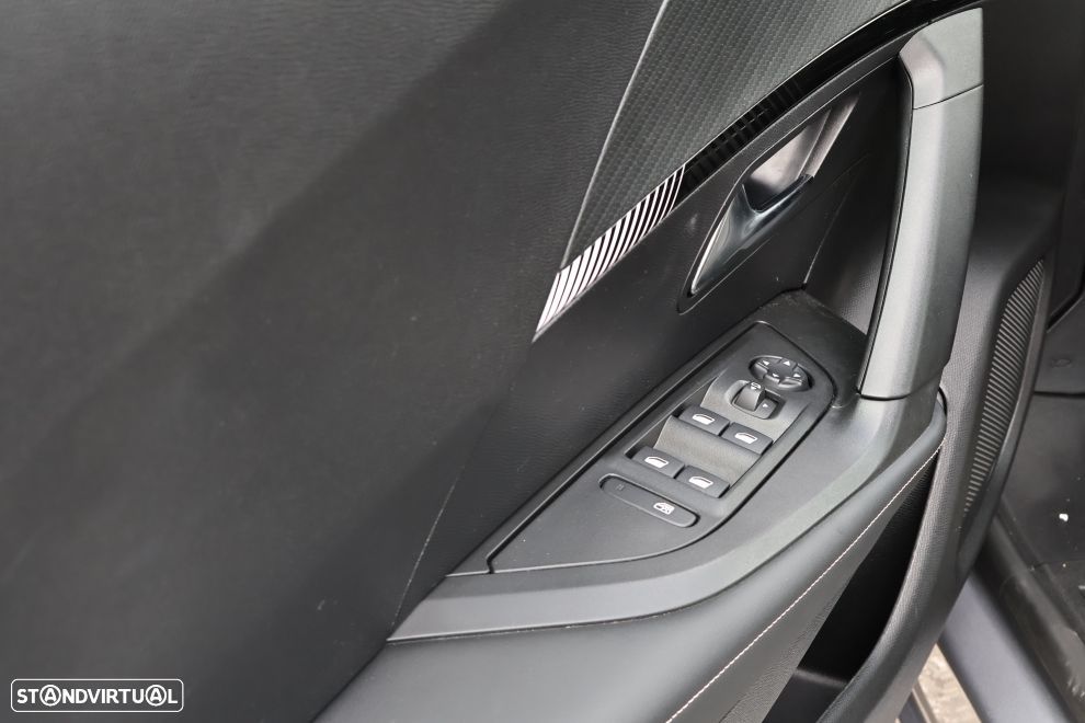 Peugeot 2008 1.2 Hybrid Allure e-DCS6 - 17